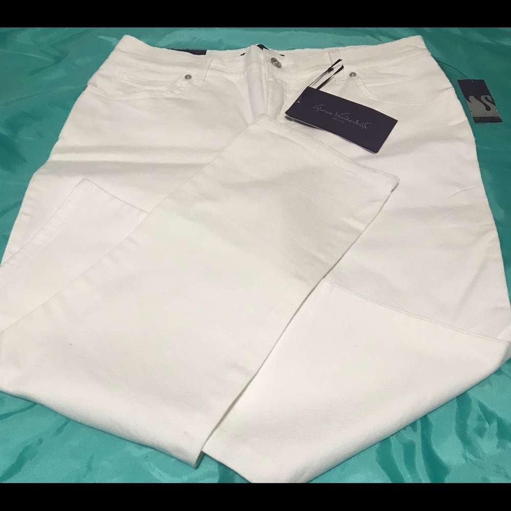 Ladies size 14 white Gloria Vanderbilt jeans.